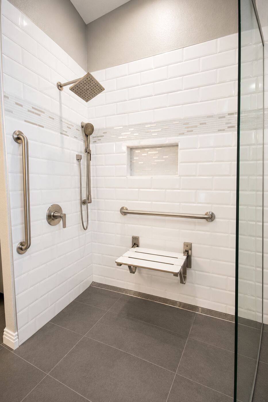 Douche à l'italienne avec siège rabattable, barres d'appui et douchette sur barre